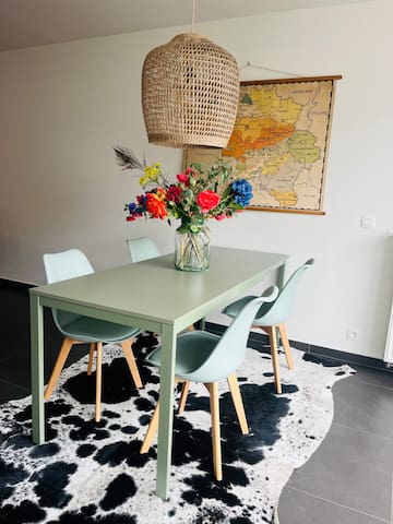 2 BR waterfront w/ sundeck & parking Top location!