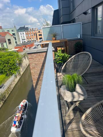 2 BR waterfront w/ sundeck & parking Top location! gallery image 2