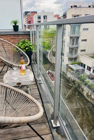 2 BR waterfront w/ sundeck & parking Top location! gallery image 4