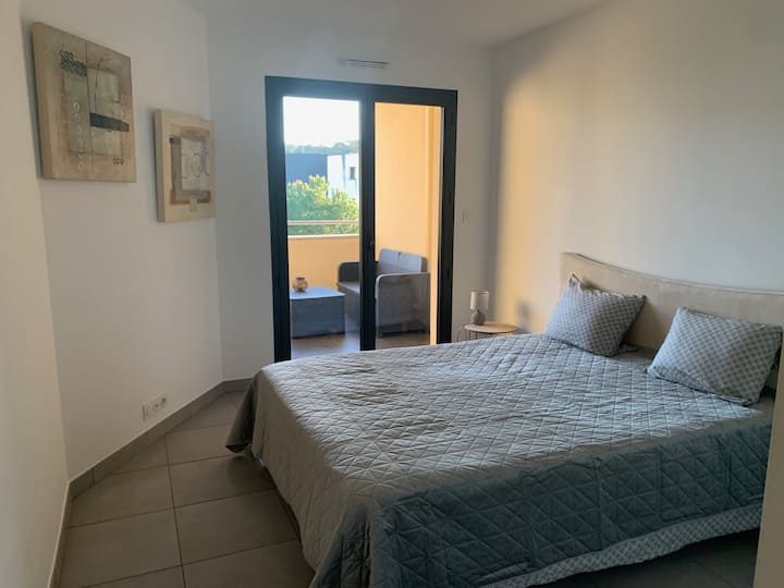 Una habitación cómoda y tranquila para noches tranquilas, con acceso directo a la terraza para despertarse suavemente.