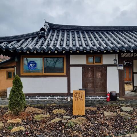At the foot of Seounsan Mountain (4 people)
,
one-day team of hanok, garden, books, and bruising mee