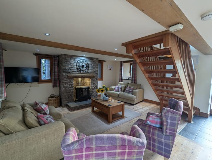 Luxury 17th Century Barn Conversion (Dog Friendly) - Brecon
