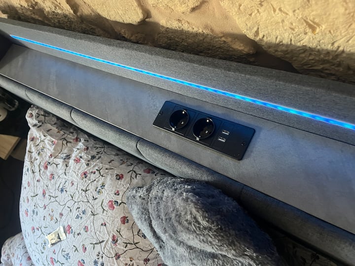 Enchufes y puertos USB junto a la cama