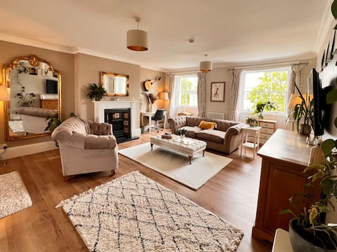Top Airbnb: Quirky & Stylish, Central Top Floor Apartment in Charlton Kings