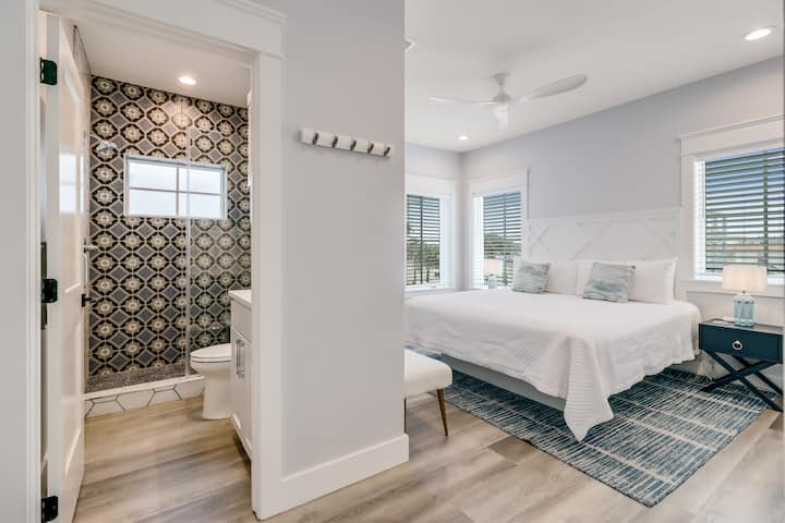 Rilassati nella tua camera da letto elegante con splendide piastrelle, infissi moderni e luce naturale che entra dalle numerose finestre.