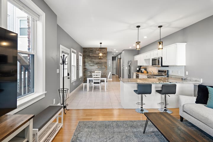 Modern Luxury | Free Parking, Near T | Home Cinema