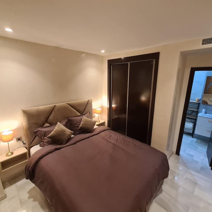 Habitación principal, con su baño privado (ducha a ras de suelo)