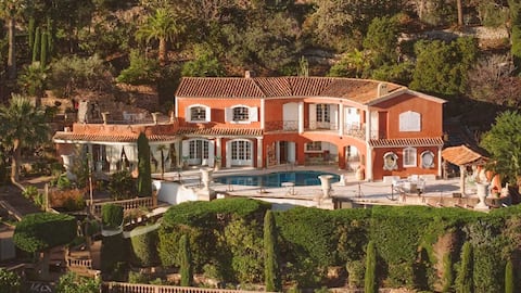 Oceanfront Mansion With Cannes Views 15 Min Away