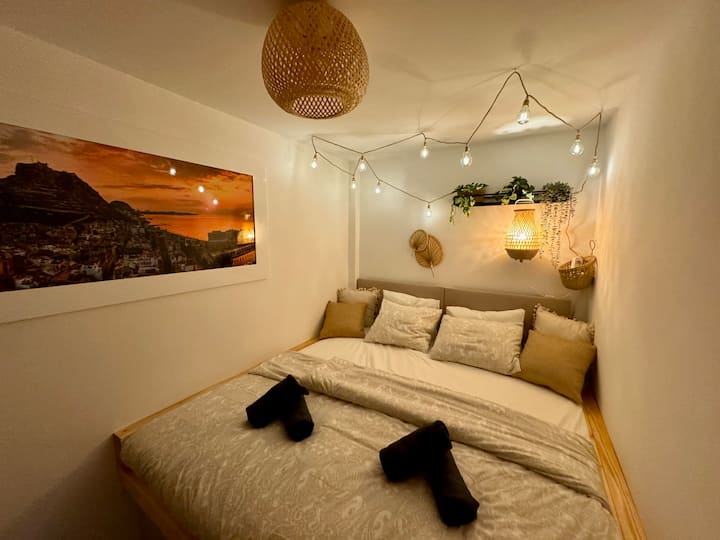 Lit King Size dans la deuxième chambre avec des lumières confortables et un autre bureau de travail et un écran avec une connexion USB c.