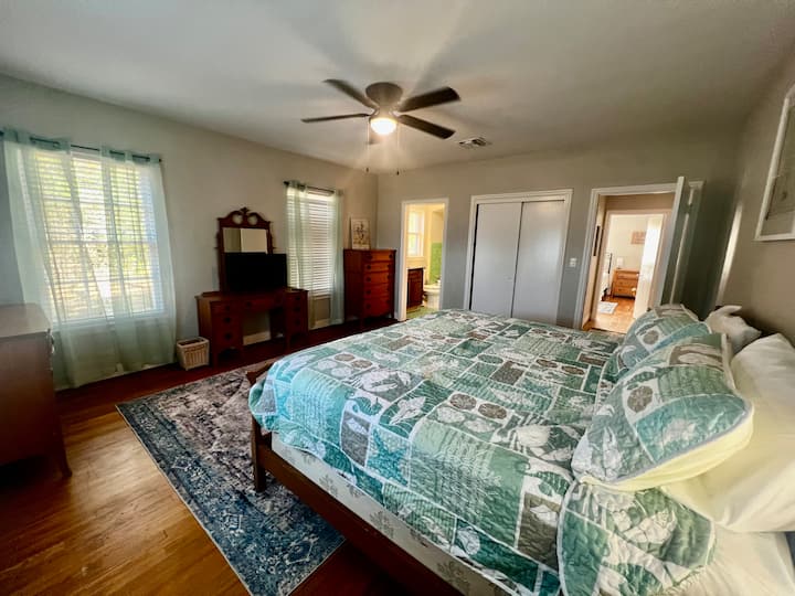 חדר שינה ראשי עם אמבטיה צמודה 