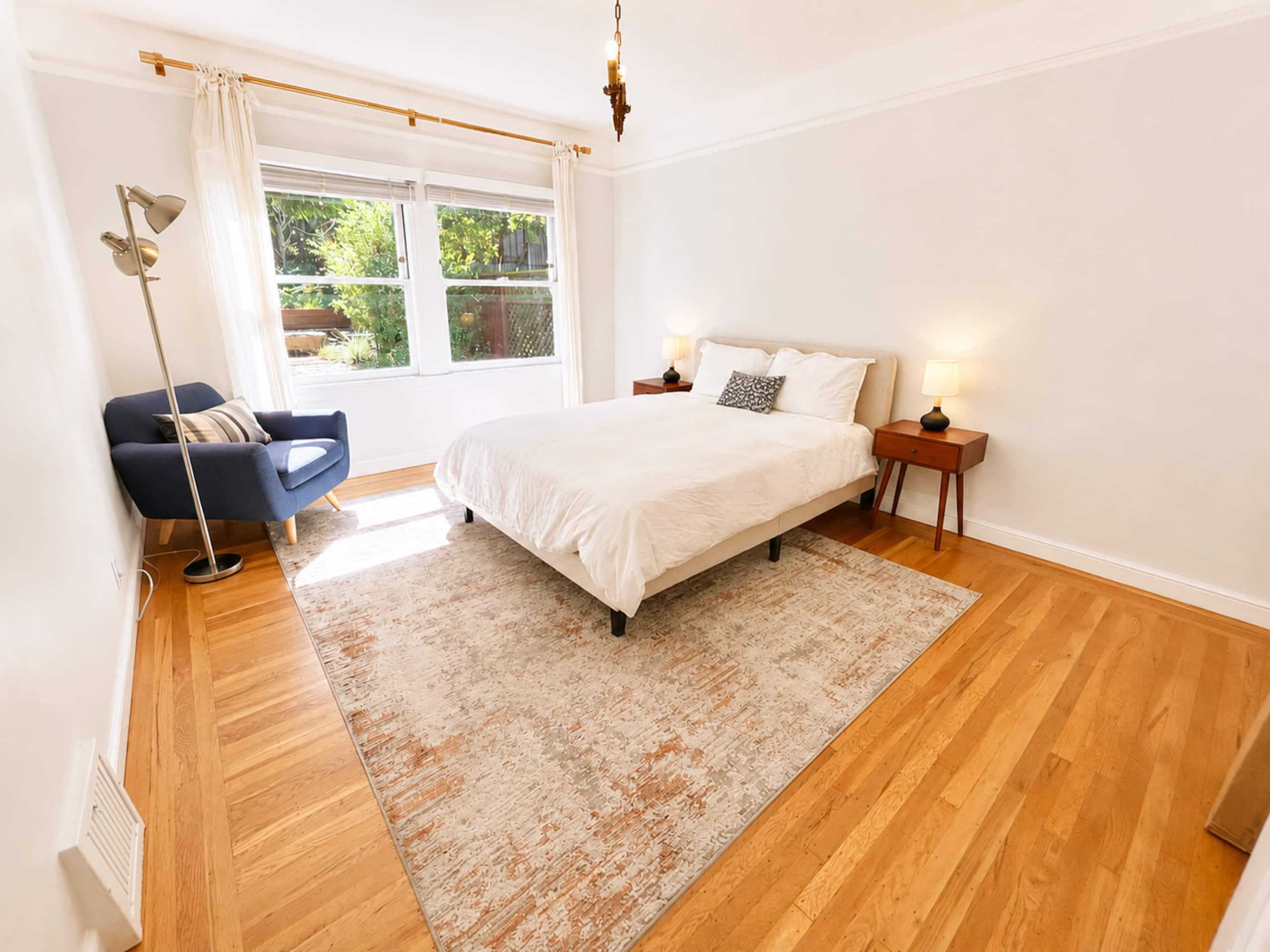 Home in San Francisco · ★5.0 · 2 bedrooms · 2 beds · 1.5 baths - Image 10