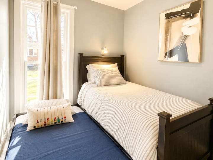 Trundle Bed - Pull our version - Flexible trundle bedroom, ideal for kids, family or friends, or extra sleeping space.