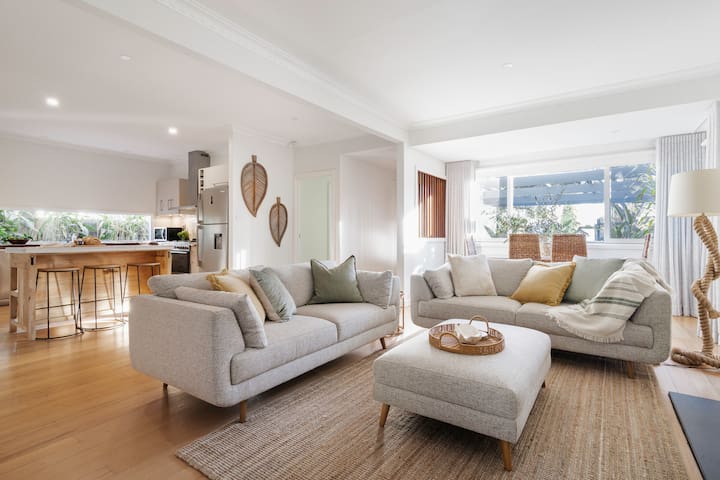 Coastal Cove. 5 bed with spa, steps to the beach