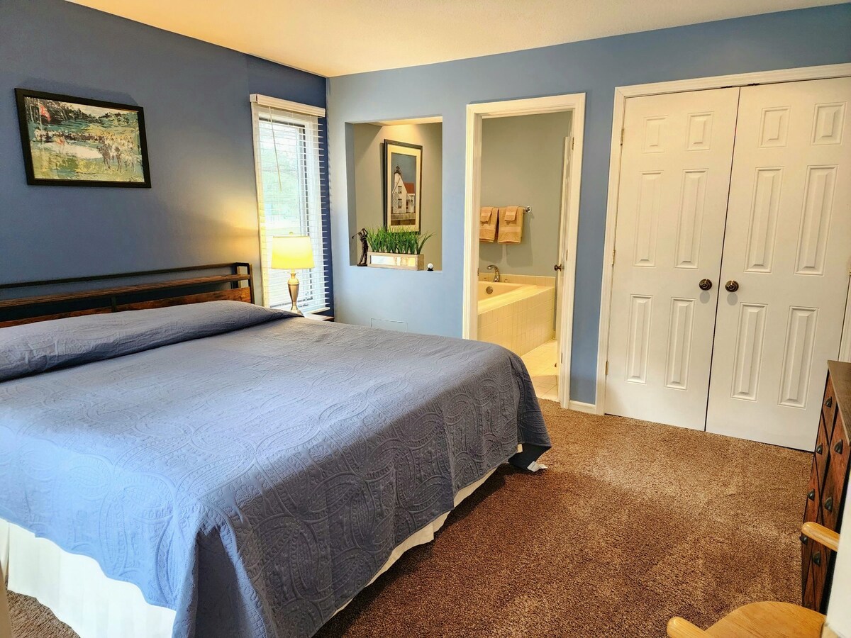 נוף נוסף של חדר השינה הראשי. שימו לב לארון כדי לאחסן ולתלות את הפריטים שלכם.