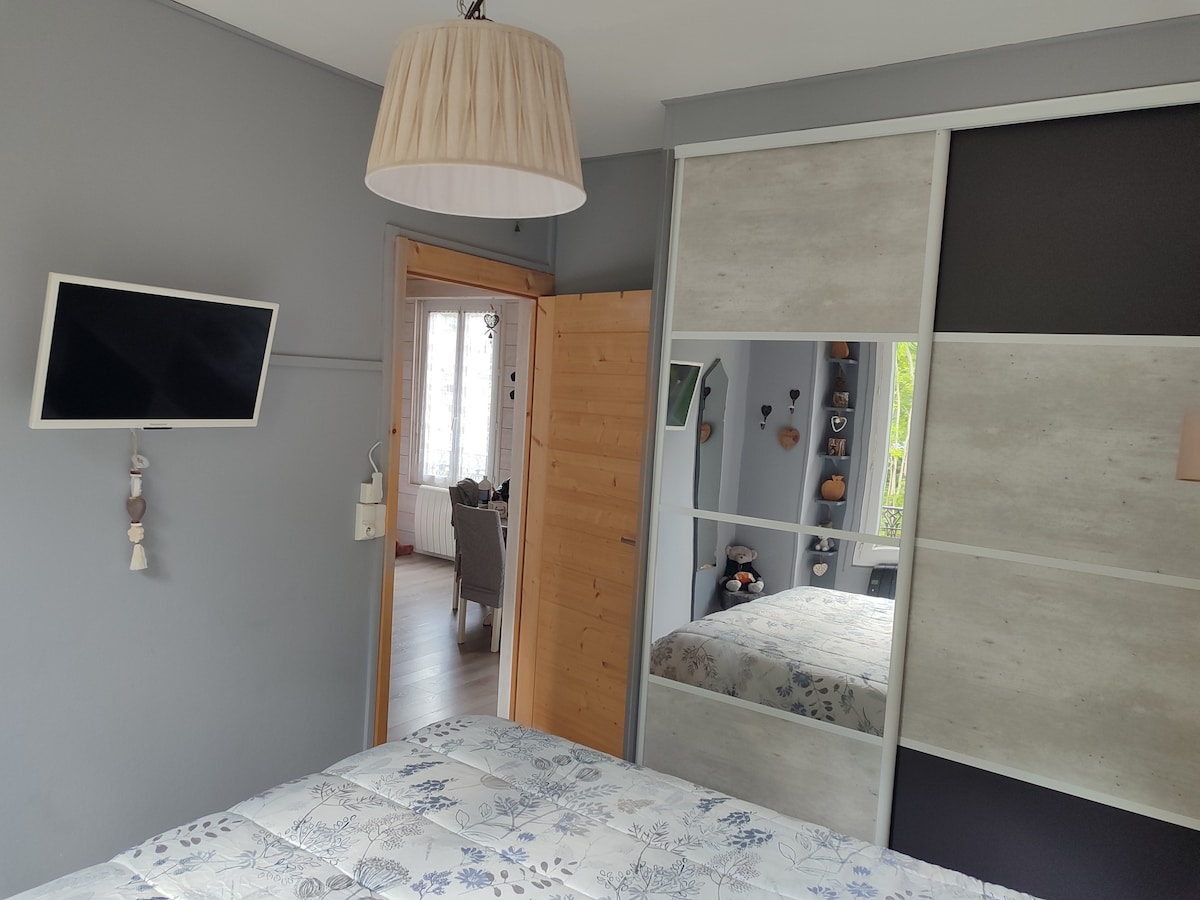 חדר שינה עם ארון הזזה גדול, מלתחה ומדף. טלוויזיה.