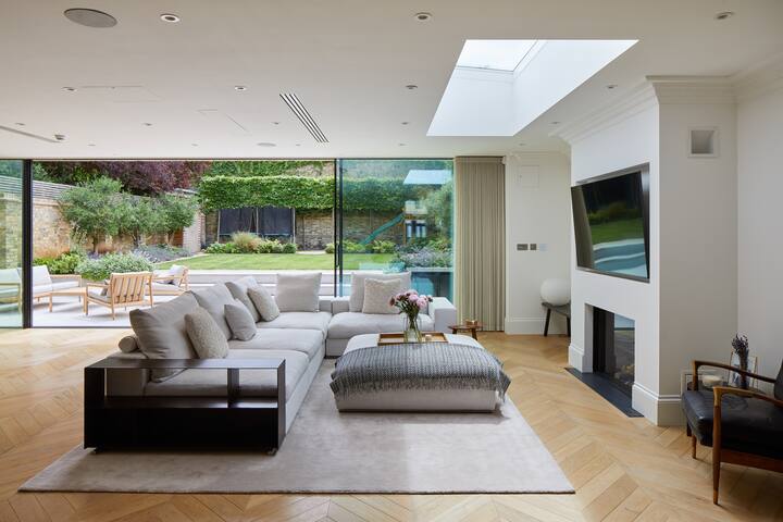 5-Bed Family Home in Barnes/Putney gallery image 2