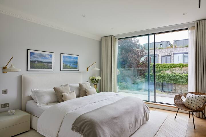 5-Bed Family Home in Barnes/Putney gallery image 3