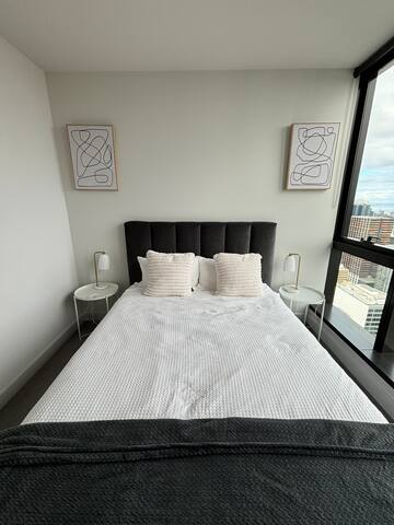 Luxury Scenic 270 views of Melb City Penthouse gallery image 3