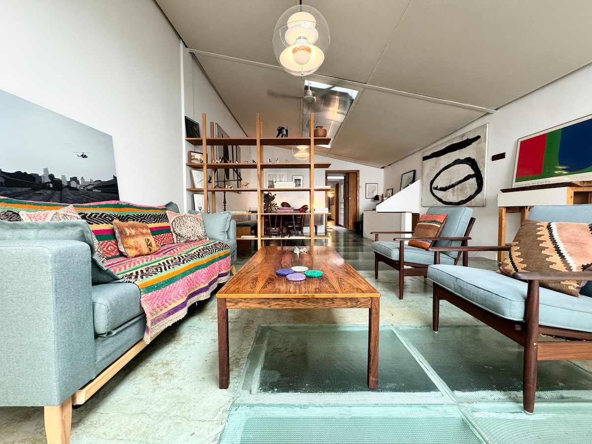 Top performing Airbnb: MID Century Modern indoor/outdoor living ART LOFT in El Poble Sec