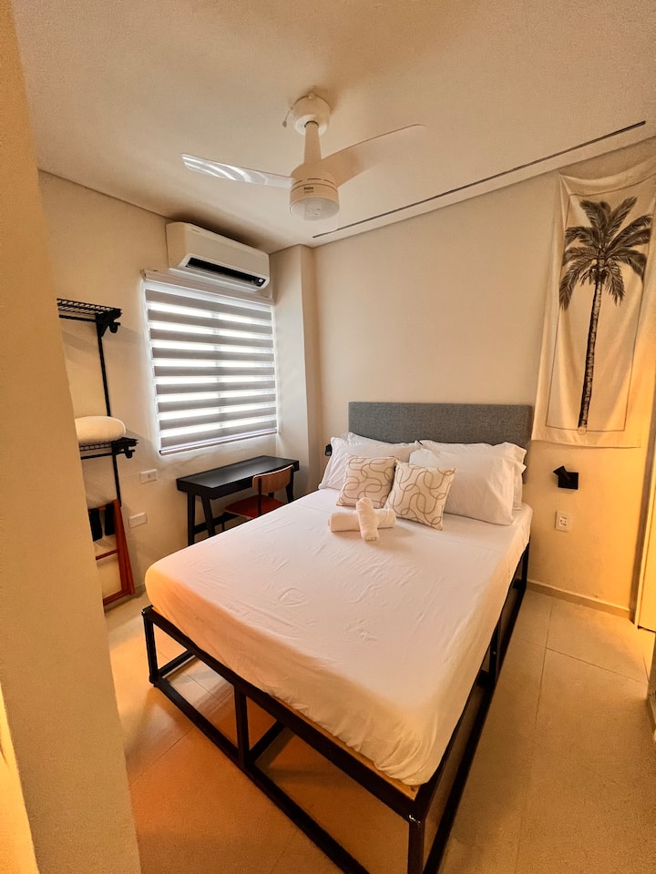 5-ვარსკვლავიანი საწოლი და კომფორტის ბალიშები. Კორტინა შავთეთრი და უქარო ჰაერი. 400 კილოგრამამდე გაძლიერებული ყუთი. Ვენტილატორი სინათლისა და ქარის კონტროლითა და რეგულირებით.