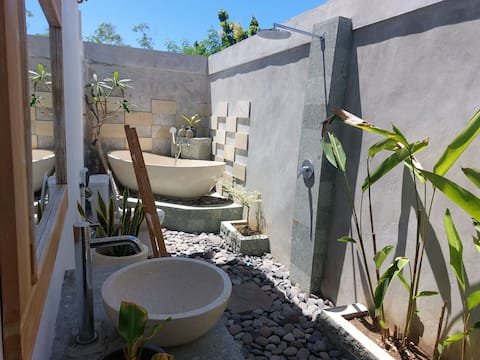 Luxury Family Room  7 menute from Kutampi Beach