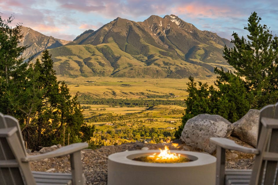 A barn-wood yurt in Paradise Valley, Emigrant, Montana, USA, photo 1 of 10