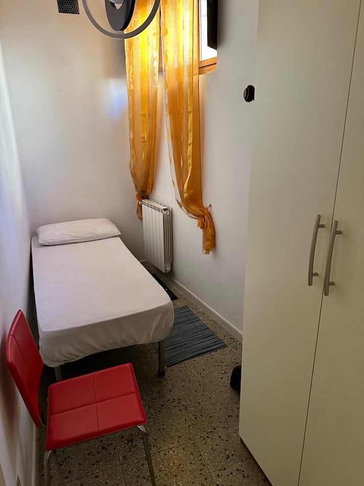 第二间卧室配备1米宽单人床