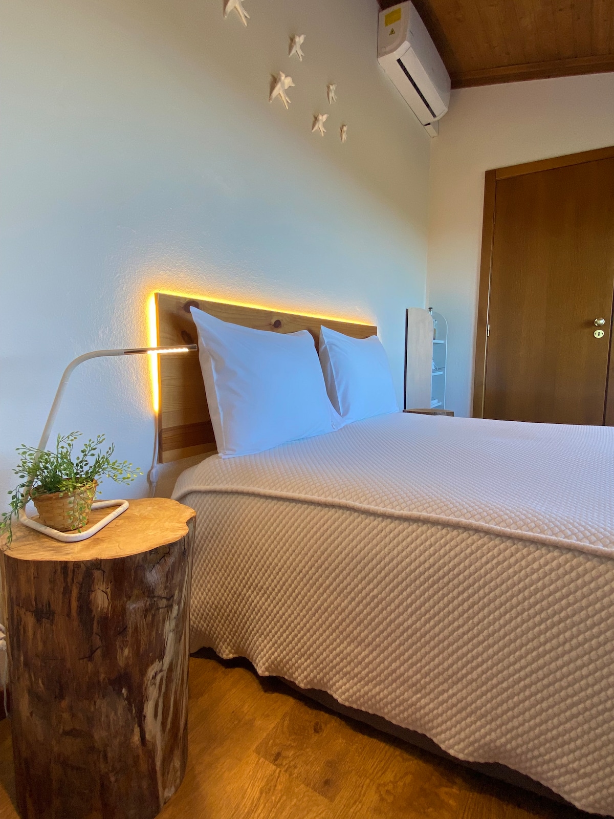 La suite confortable et accueillante offre une vue panoramique sur la rivière Maças et la montagne.