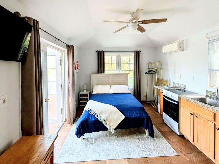 Charming Poolside Studio Near Hamilton - Bermuda