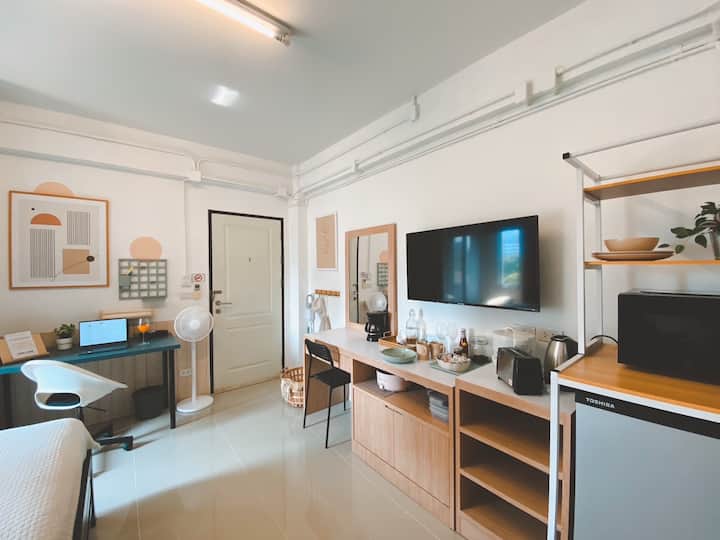 Local Twist Studio, 100 M. From Bts Talat Phlu - Bangkok