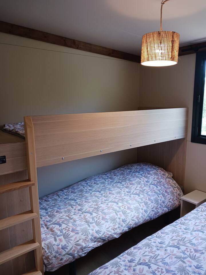 القدرة على جمع السريرين في الطابق السفلي معًا لتشكيل سرير بحجم كبير