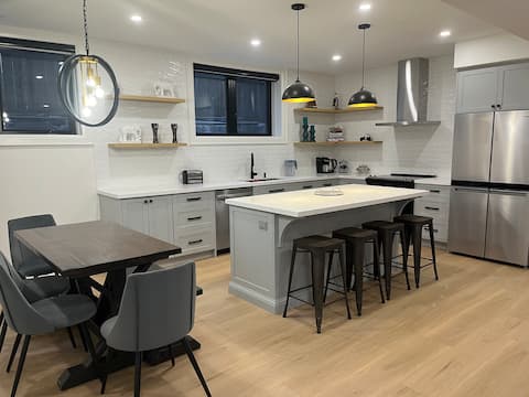 Popular Airbnb listing: Elegance and Comfort in Pickering