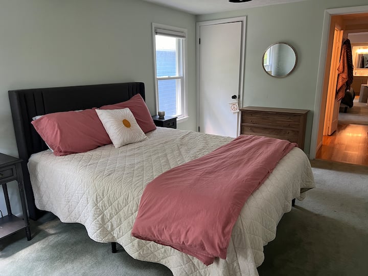 Dormitorio con cama tamaño queen, armario, vestidor pequeño y escritorio. Justo al lado del baño completo principal.