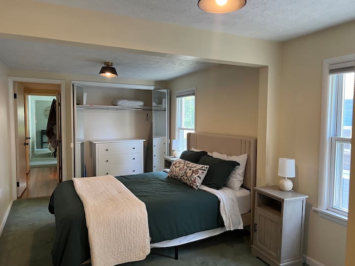 Dormitorio principal con cama tamaño Queen y baño completo adjunto.