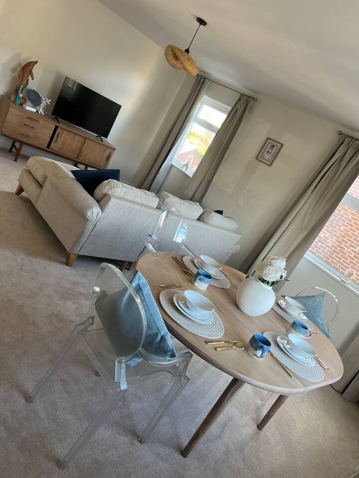 Chic Seaside Apartment - Dorchester