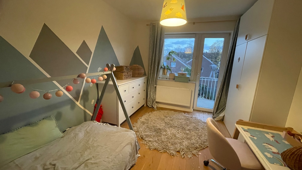 Slaapkamer, gedeelde badkamer aan de overkant van de straat 