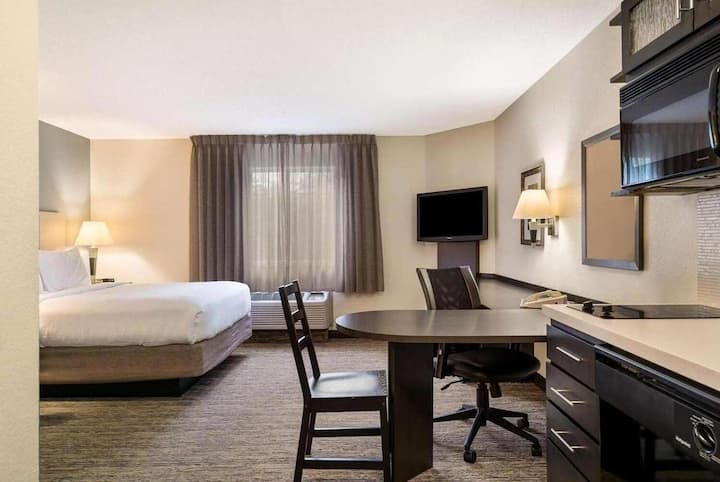 Romantic Retreat | Pet Friendly | Parking Onsite - Newport News, VA