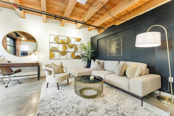 Spacious Gastown Loft | 2Bed | Secure Parking | AC