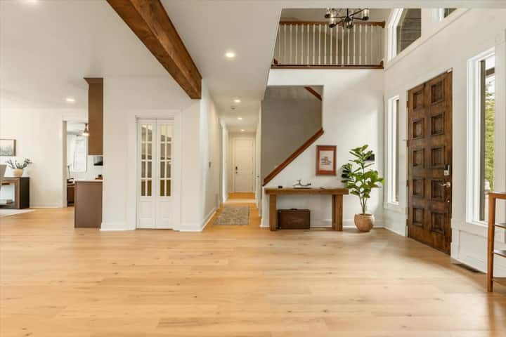 Quiet Neighborhood Home w/ Pristine Mountain Views