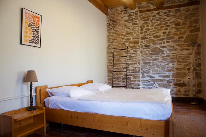 Chambre avec lit King Size doté de deux matelas séparés et d'un espace de rangement pour les vêtements