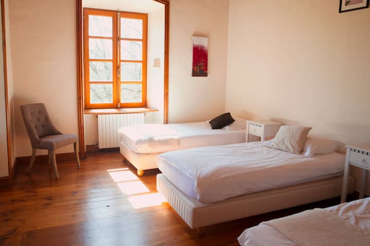 Chambre avec 3 lits simples et rangement pour les vêtements 