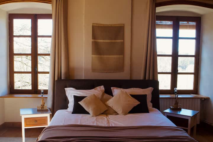 Chambre avec lit « boxspring » King Size, lit d'appoint de 90 x 200 cm et table à manger pour 6 personnes