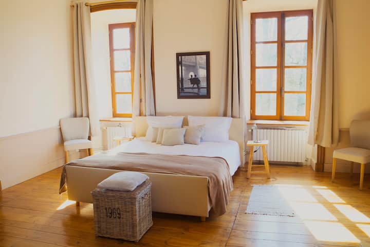 Chambre lumineuse avec lit King Size et grand dressing
