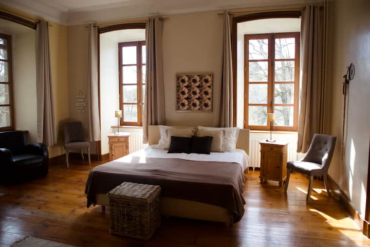 Chambre avec lit King Size et espace de rangement pour les vêtements