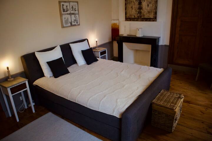 Chambre avec lit King Size à sommier tapissier et rangement pour les vêtements
