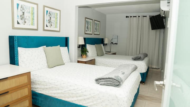 卧室配有2张双人床、智能电视和PlayStation 5