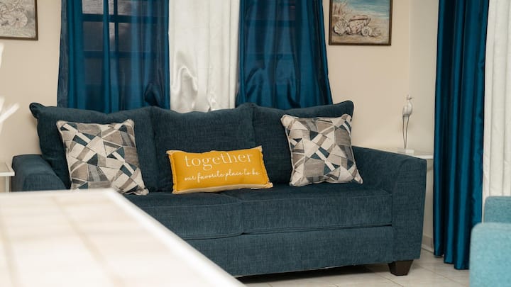 二楼客厅，配备标准双人沙发床 