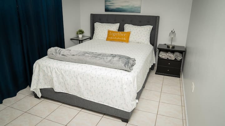 二楼房间配有标准双人床 