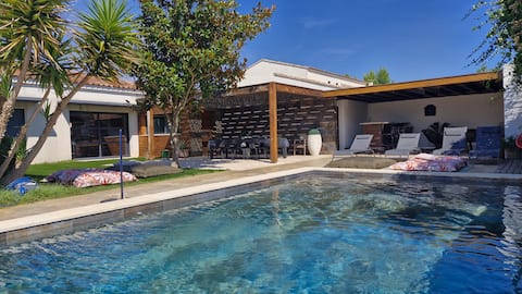 Modern single-story villa: pool and pool house