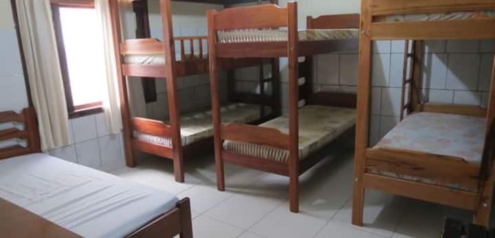 Dormitorio con ventilador de techo, 3 literas y 1 cama doble 